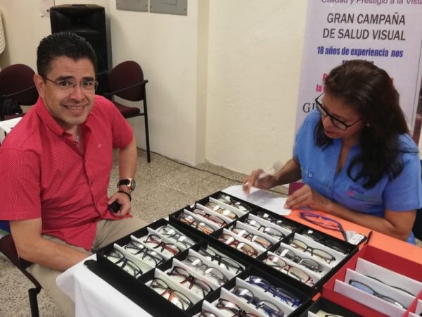 Distribuidora Salvadoreña realiza jornadas de salud visual