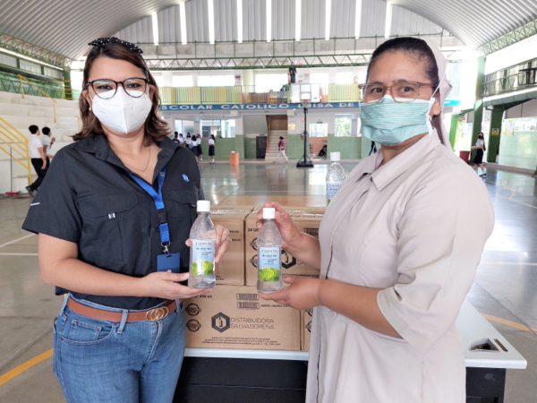 DISAL entrega donativo de alcohol gel a escuelas